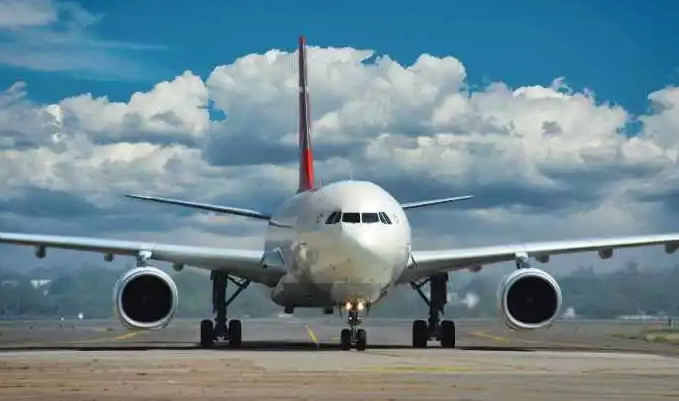 Panic as pilot slumps dies mid flight forcing emergency landing Panic as pilot slumps dies mid flight forcing emergency landing
