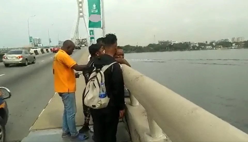 Woman d es after jumping from Third Mainland Bridge into Lagos lagoon Woman d es after jumping from Third Mainland Bridge into Lagos lagoon