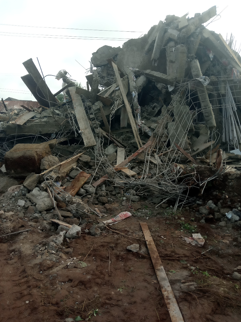 Panic as 3 storey building collapses in Lagos Panic as 3 storey building collapses in Lagos