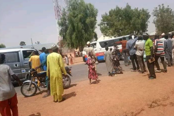 Bandits block road abduct 13 travellers Bandits block road abduct 13 travellers