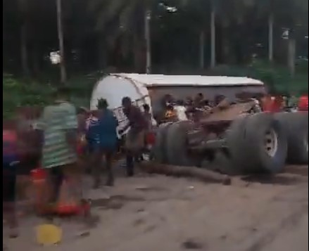 Residents rush to scoop fuel from overturned tanker in Cross River community Residents rush to scoop fuel from overturned tanker in Cross River community
