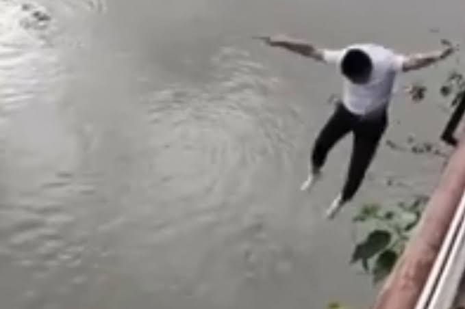 Man jumps into Lagos river after taking colorado Man jumps into Lagos river after taking colorado