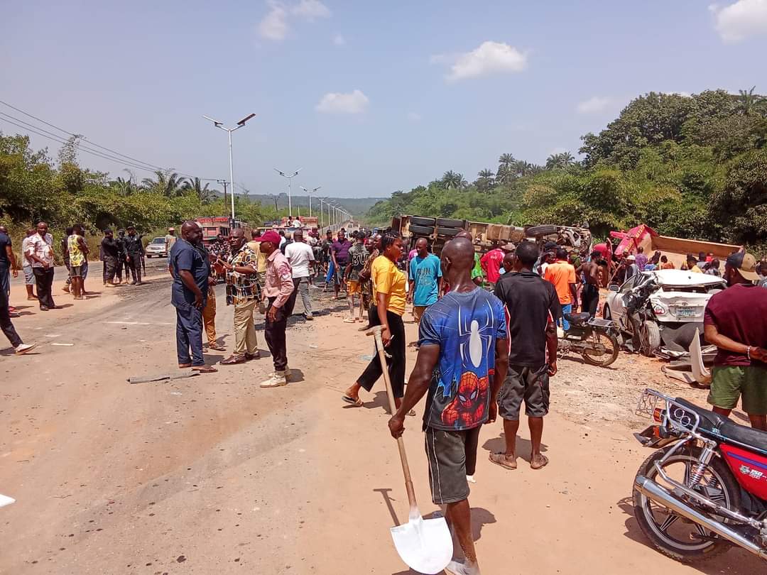 Tragedy as 20 passengers die after tipper rams into 18 seater bus in Imo Tragedy as 20 passengers die after tipper rams into 18 seater bus in Imo
