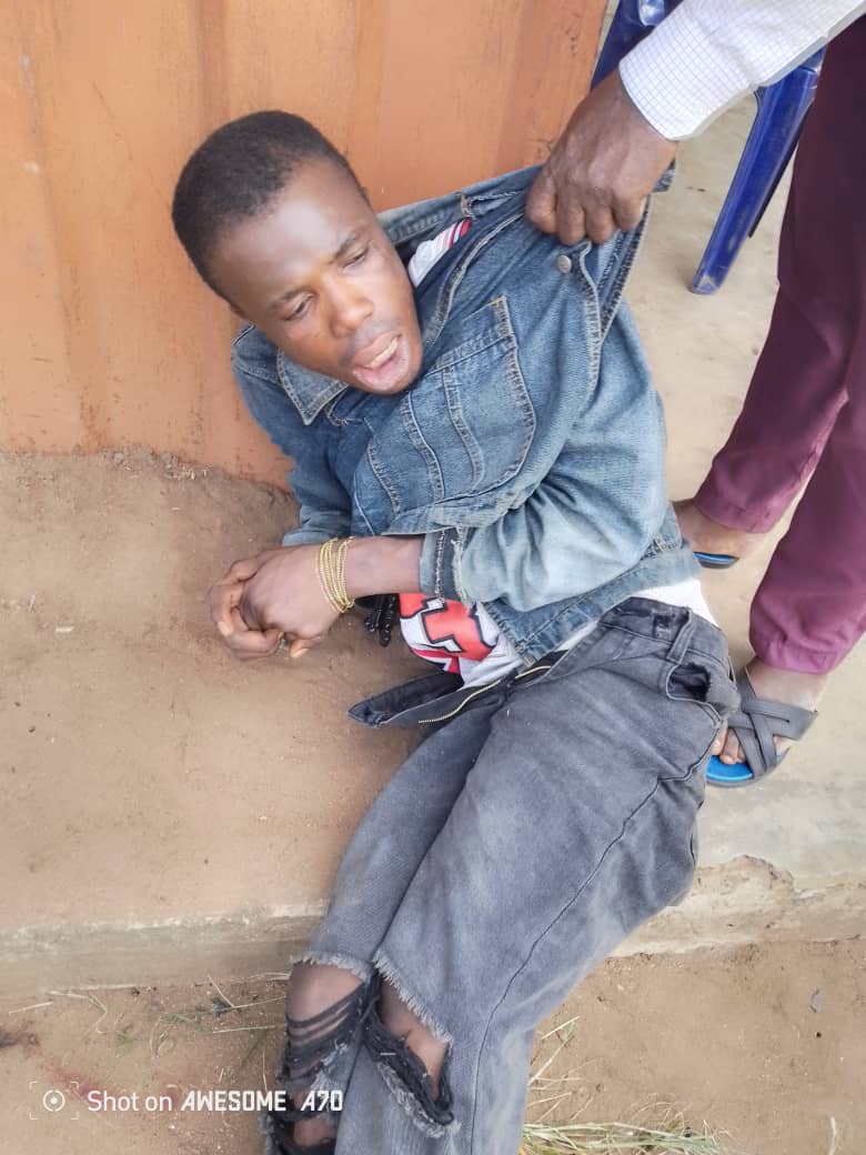Alleged ATM card syndicate beaten by mob in Benin City as police arrest 15 for suspected robbery in Ologbo Alleged ATM card syndicate beaten by mob in Benin City as police arrest 15 for suspected robbery in Ologbo