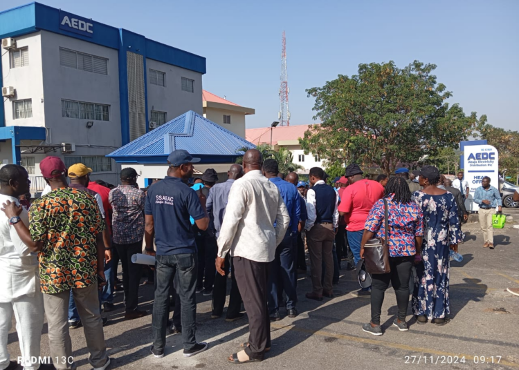 Electricity workers protest at AEDC headquarters over labour disputes Electricity workers protest at AEDC headquarters over labour disputes