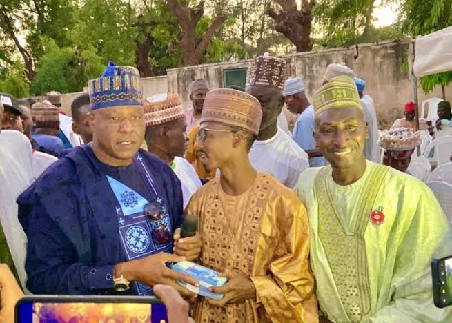 Man who travelled to Abuja on bicycle receives car N700 000 gift Man who travelled to Abuja on bicycle receives car N700 000 gift
