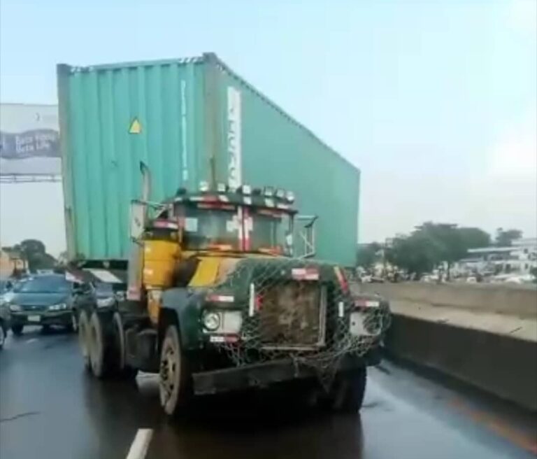 Truck driver flees after running over revenue collector in Lagos Truck driver flees after running over revenue collector in Lagos