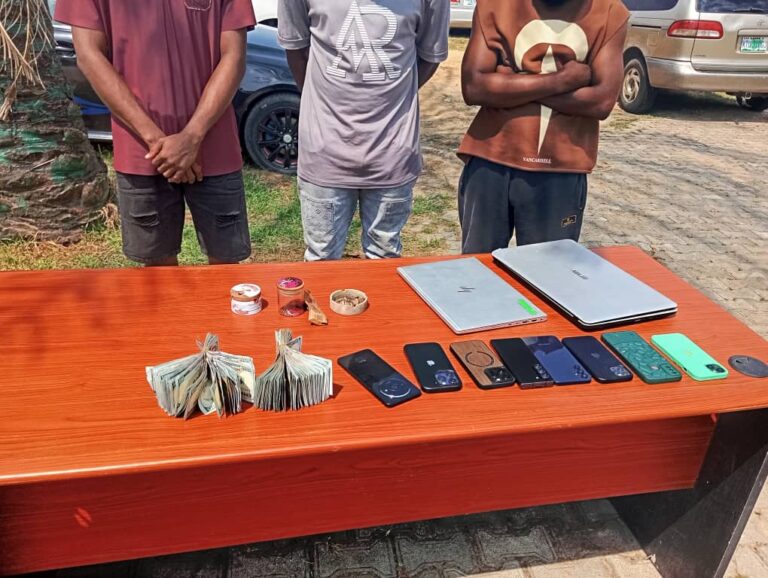 Police nab suspected fraudsters reject 17 000 bribe Police nab suspected fraudsters reject 17 000 bribe