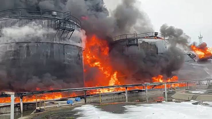  Ukrainian forces launch strikes on Russian border set oil depot ablaze 