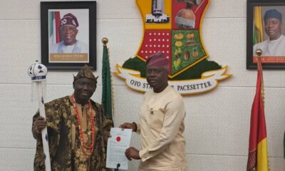  BREAKING Gov Makinde presents staff of office to new Alaafin of Oyo 