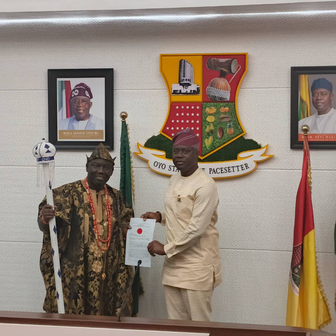 BREAKING Gov Makinde presents staff of office to new Alaafin of Oyo BREAKING Gov Makinde presents staff of office to new Alaafin of Oyo