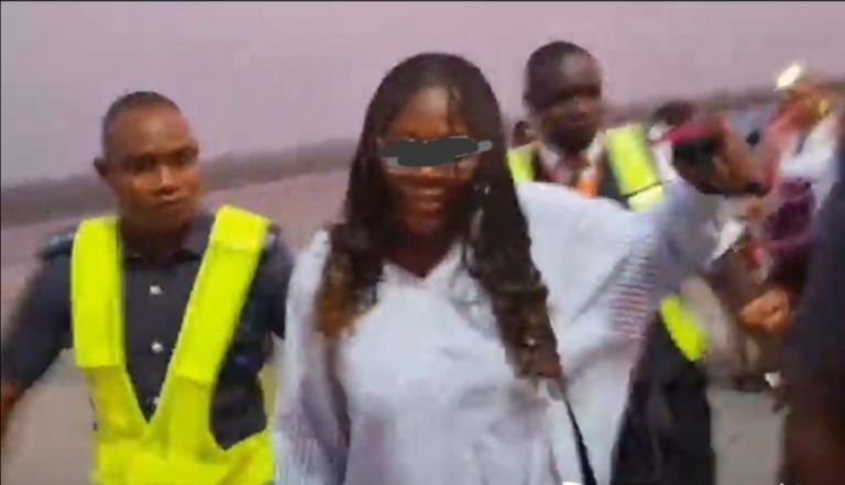 How female passenger narrowly escaped lynching after grounding Abuja bound flight How female passenger narrowly escaped lynching after grounding Abuja bound flight