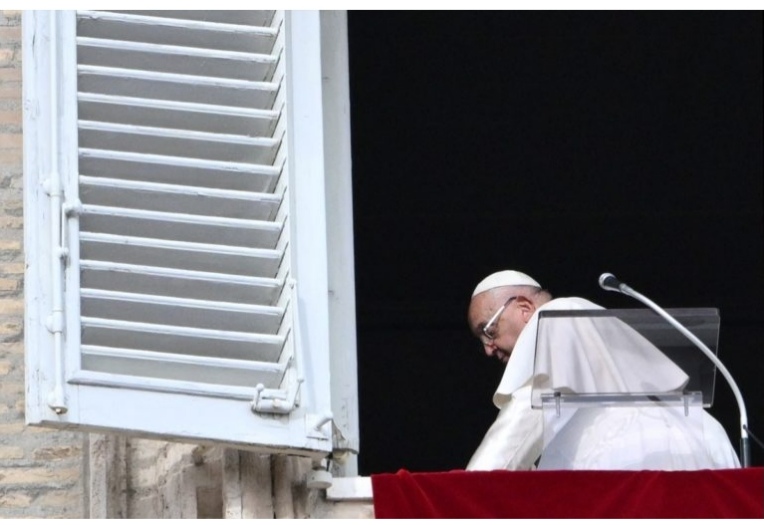 Pope Francis falls in Vatican injures arm Pope Francis falls in Vatican injures arm