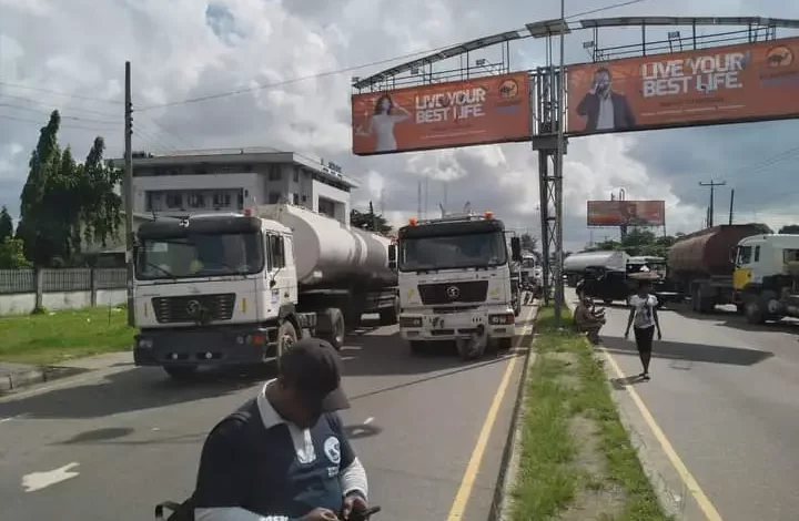 Tragedy as truck loses control on Aba Port Harcourt expressway crushes woman to death Tragedy as truck loses control on Aba Port Harcourt expressway crushes woman to death