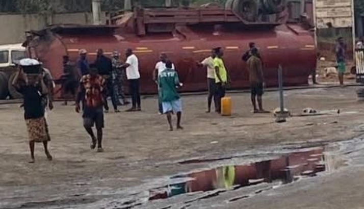 Chaos as tanker overturns on Onitsha Awka Enugu expressway Chaos as tanker overturns on Onitsha Awka Enugu expressway