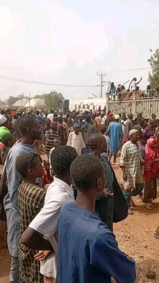 Angry protesters set Emir s palace on fire over frequent bandit attacks Angry protesters set Emir s palace on fire over frequent bandit attacks