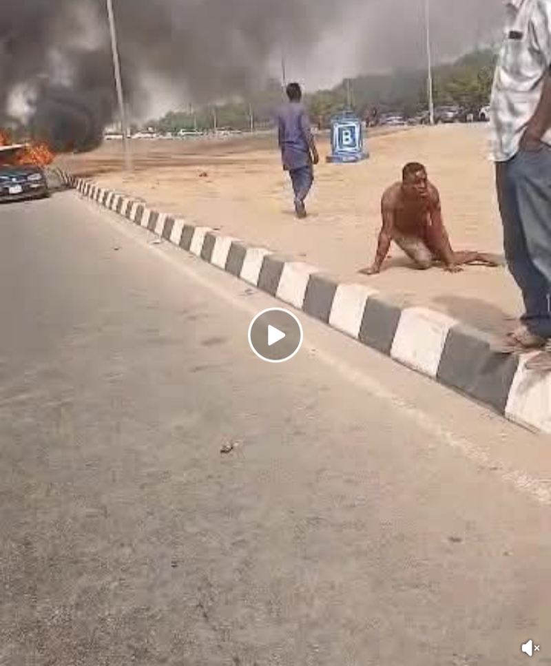 Angry mob beats 2 suspected one chance robbers to death in Abuja Angry mob beats 2 suspected one chance robbers to death in Abuja