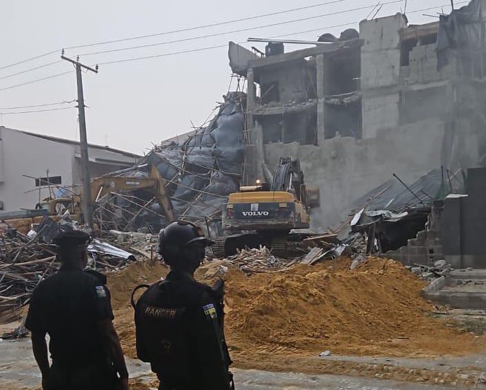 Scores feared trapped as building collapses in Lagos Scores feared trapped as building collapses in Lagos