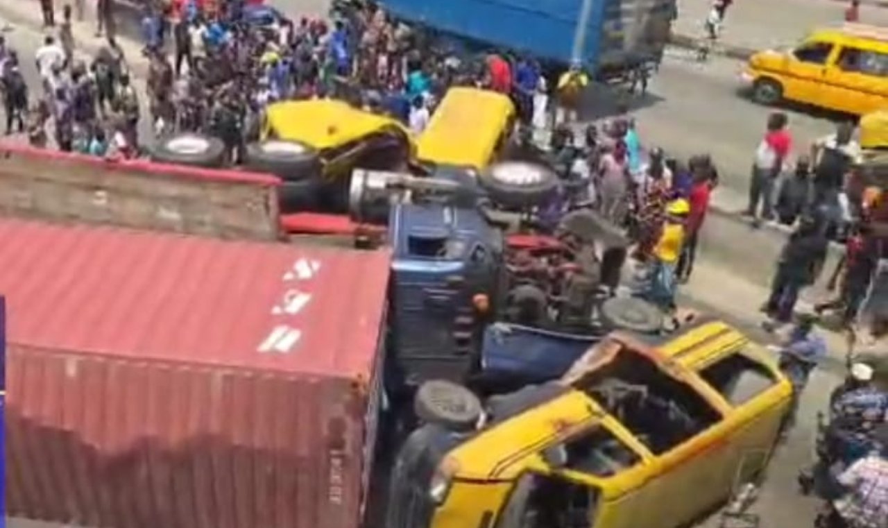 Pedestrian killed as container laden truck crashes on vehicles in Lagos Pedestrian killed as container laden truck crashes on vehicles in Lagos