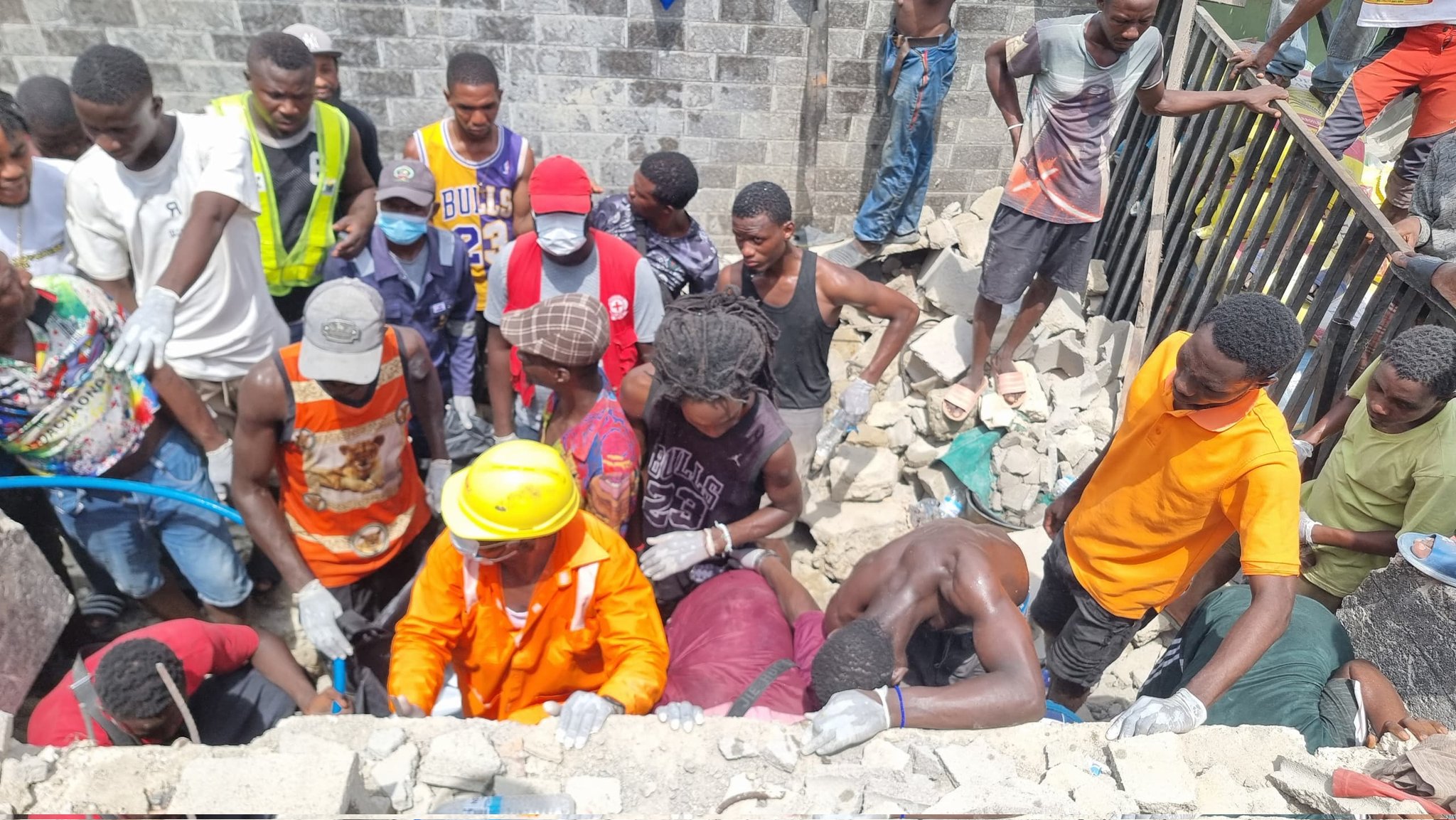 2 confirmed dead many injured as three storey building collapses in Lagos 2 confirmed dead many injured as three storey building collapses in Lagos