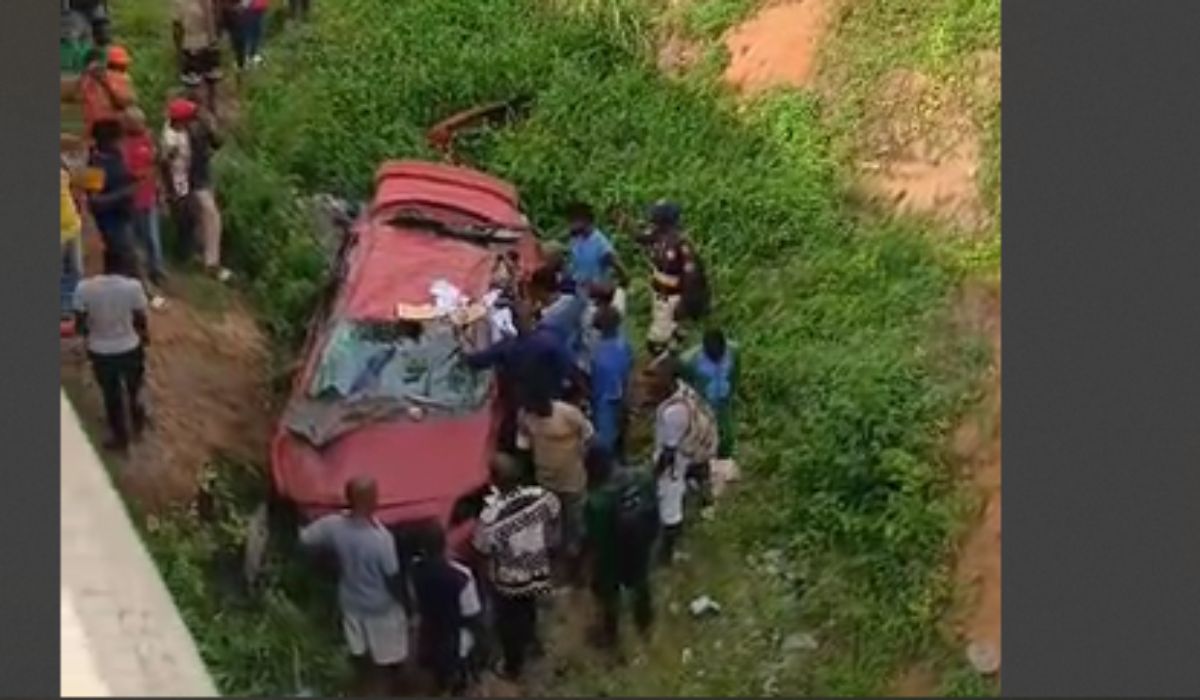Panic as car plunges off Otedola Bridge in Lagos Panic as car plunges off Otedola Bridge in Lagos