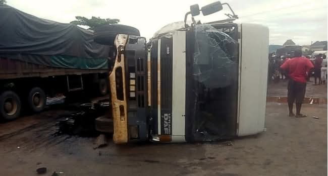 Truck loses control crushes vehicles passersby in Abuja Truck loses control crushes vehicles passersby in Abuja