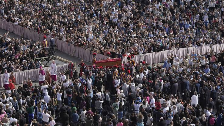 Thousands pay tributes as Pope Francis 8217 body lies in state at St Peter s Basilica Thousands pay tributes as Pope Francis body lies in state at St Peter s Basilica