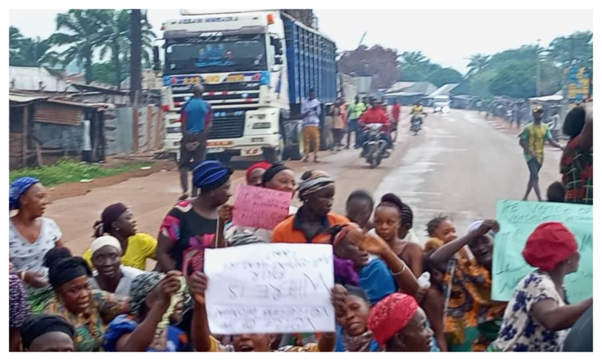 Benue women youths block highway in protest over herdsmen attack Benue women youths block highway in protest over herdsmen attack