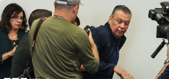 Security agents drag out US senator from press briefing Security agents drag out US senator from press briefing