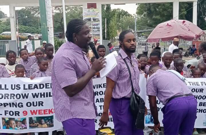 JUST IN VeryDarkMan leads protest in school uniform over FCT teachers strike JUST IN VeryDarkMan leads protest in school uniform over FCT teachers strike