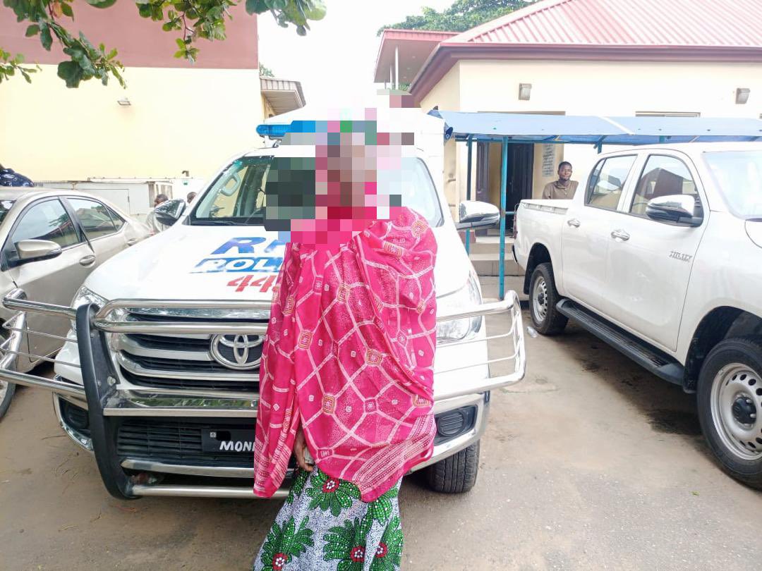  Tragedy averted as RRS officers stop woman from jumping into Lagos lagoon 
