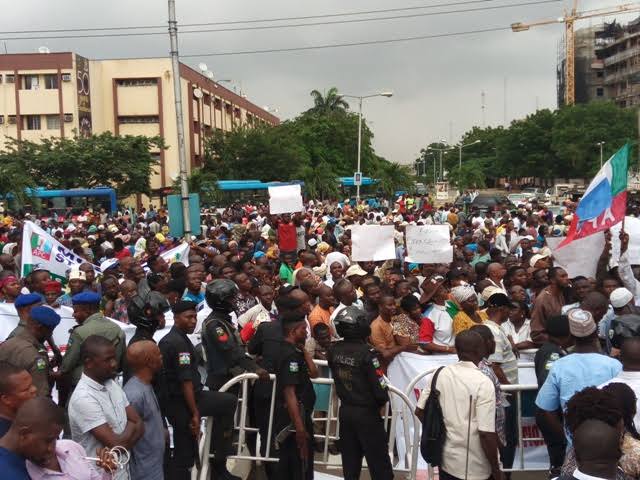  Aggrieved APC members stage protest at Lagos Assembly 