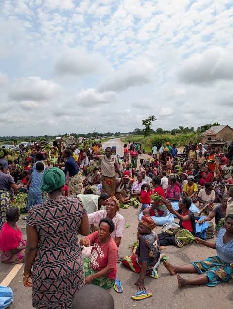 Tension as IDPs shut down Benue Nasarawa highway over demand to return home Tension as IDPs shut down Benue Nasarawa highway over demand to return home