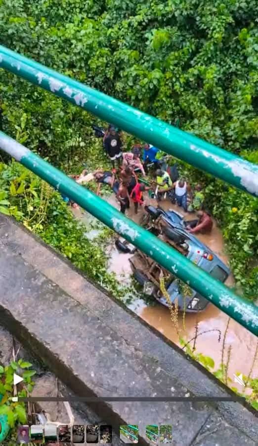 10 die as vehicle falls off bridge into river along Ijebu Ode Ibadan Expressway 10 die as vehicle falls off bridge into river along Ijebu Ode Ibadan Expressway
