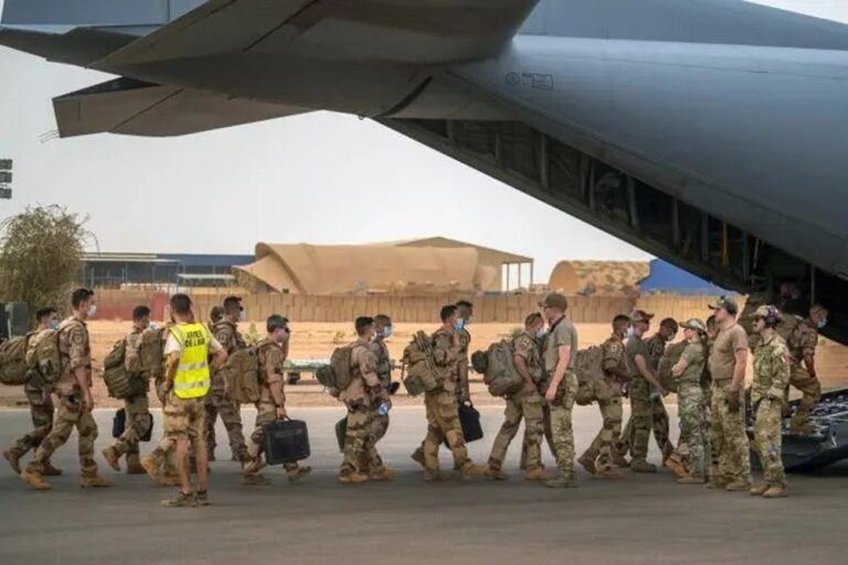  Senegal assumes control of French military bases 
