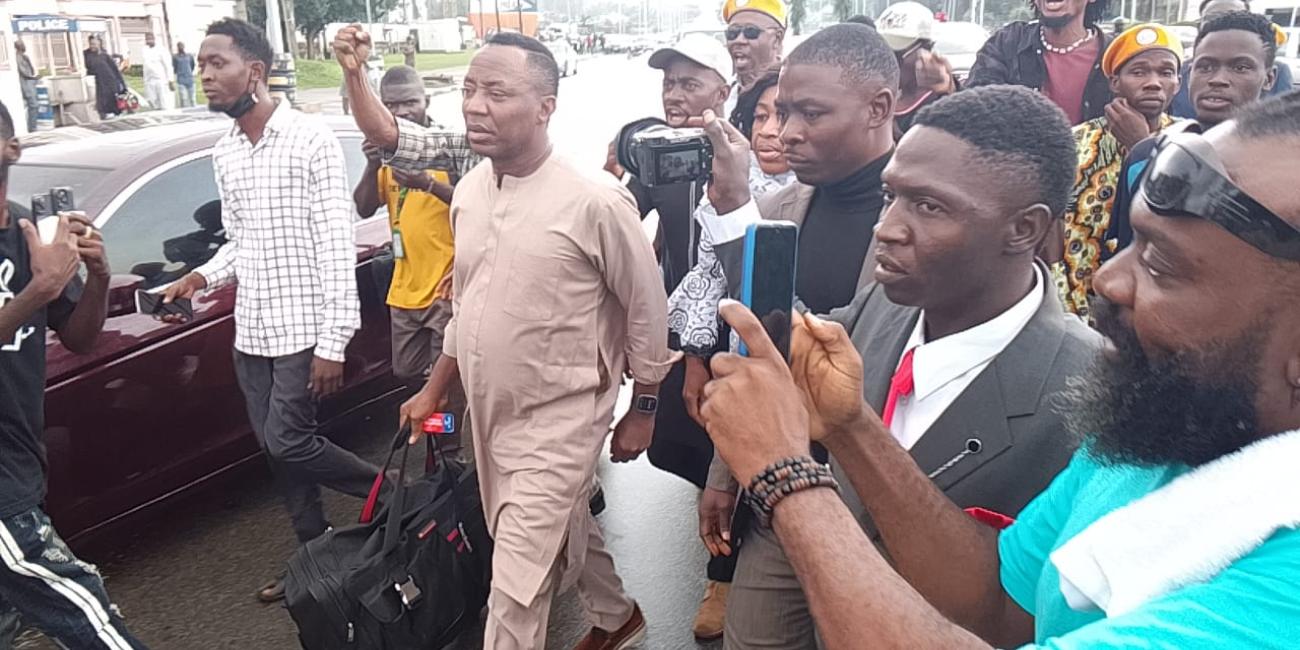 Drama as Sowore storms Police Hqrs with travel bag toothpaste soap Drama as Sowore storms Police Hqrs with travel bag toothpaste soap
