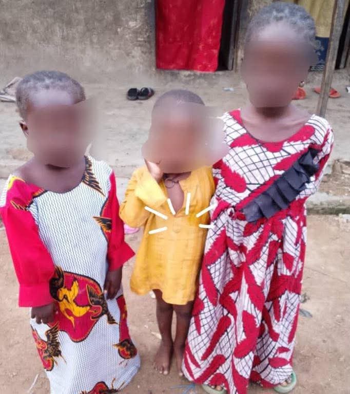 Woman narrowly escapes 8216 jungle justice 8217 after abducting 3 children of same parents Woman narrowly escapes jungle justice after abducting 3 children of same parents