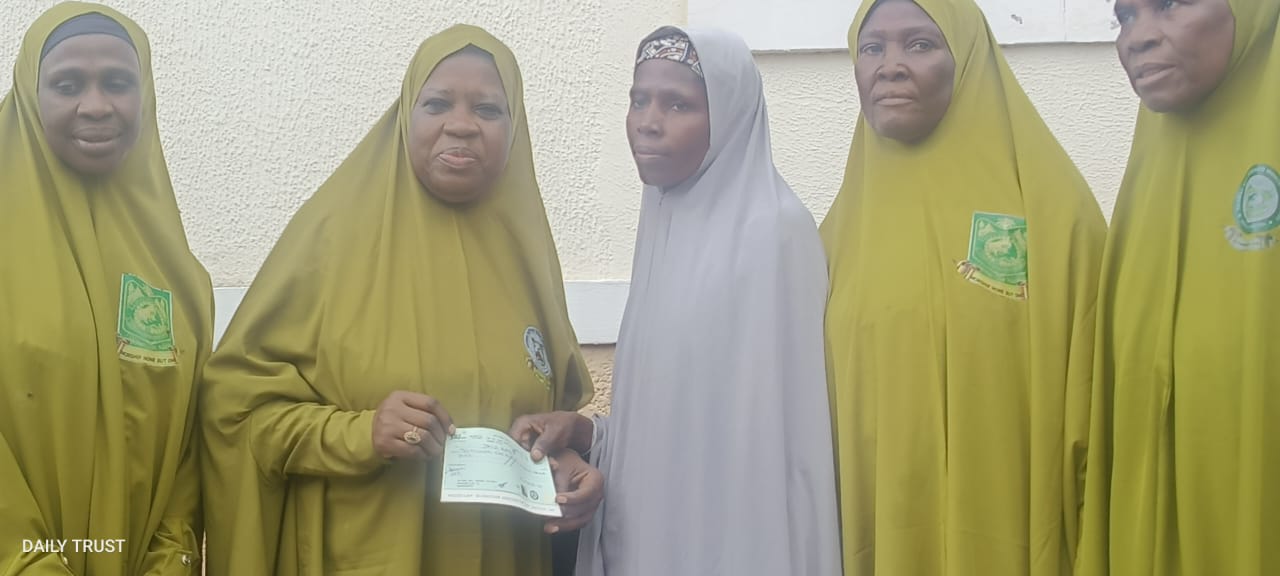 Cleaner who returned N4 8m rewarded with N2 5m gift Cleaner who returned N4 8m rewarded with N2 5m gift