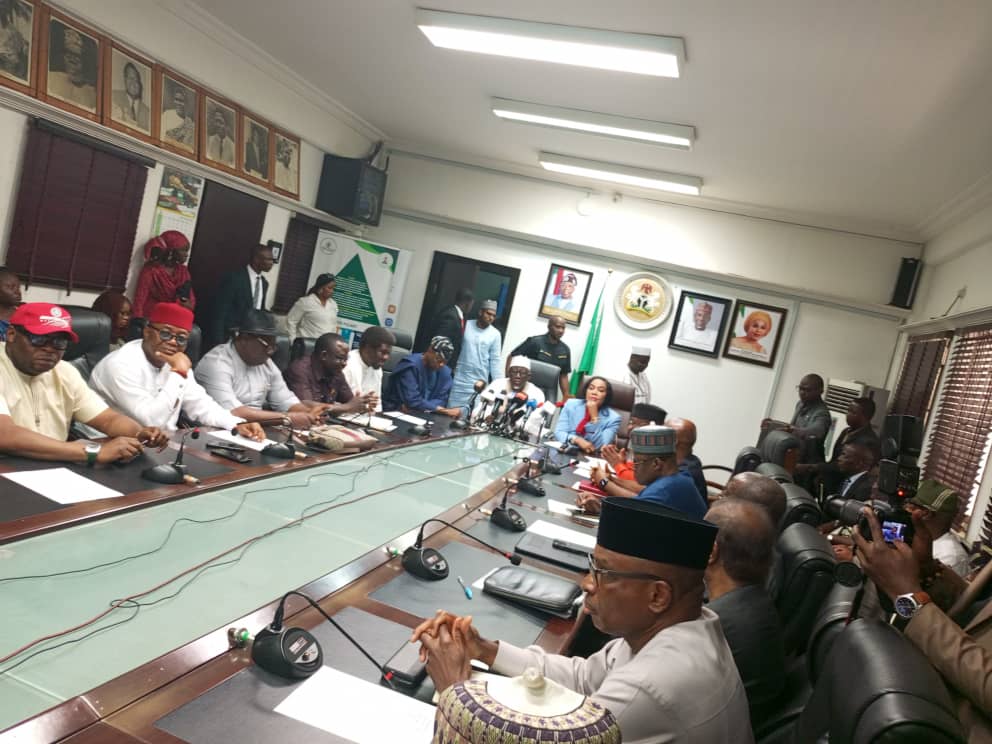  JUST IN FG holds crucial meeting with PENGASSAN Dangote Refinery over ongoing dispute 