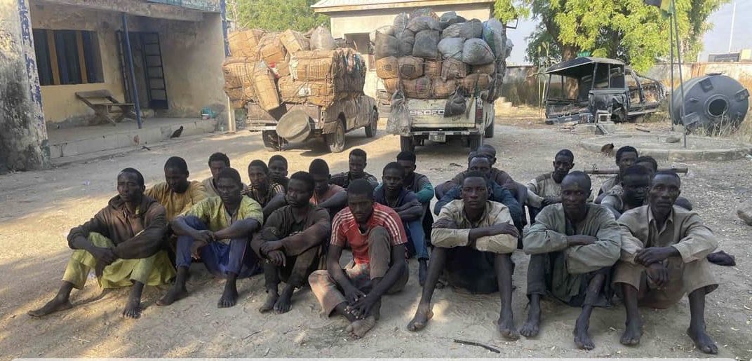  Soldiers arrest 22 suspected terrorist logistics suppliers seize trucks with sacks of smoked fish 
