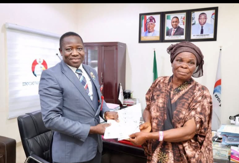 70 yr old widow smiles again as EFCC recovers N42 5m duped her by banker who escaped to UK 70 yr old widow smiles again as EFCC recovers N42 5m duped her by banker who escaped to UK