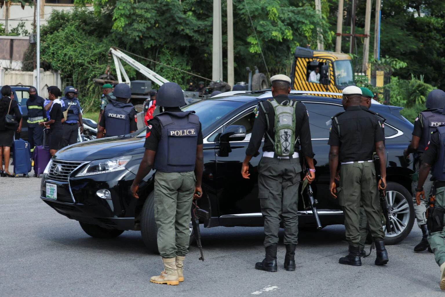  Presidency to Nigerians Report VIPs still using police escorts 