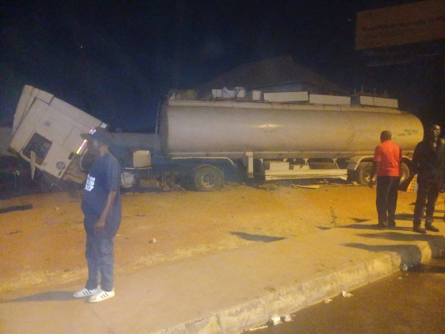  Plateau Disaster narrowly avoided as fuel tanker loses control crashes into vehicles 