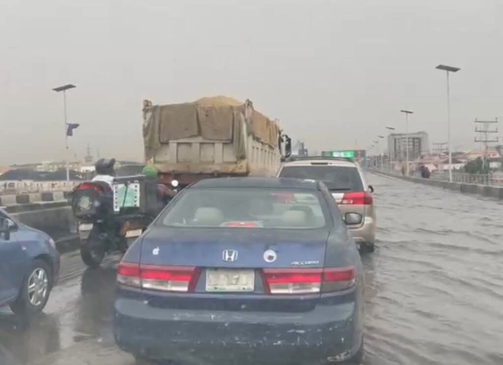  Commuters stranded as flood disrupts Lagos traffic 